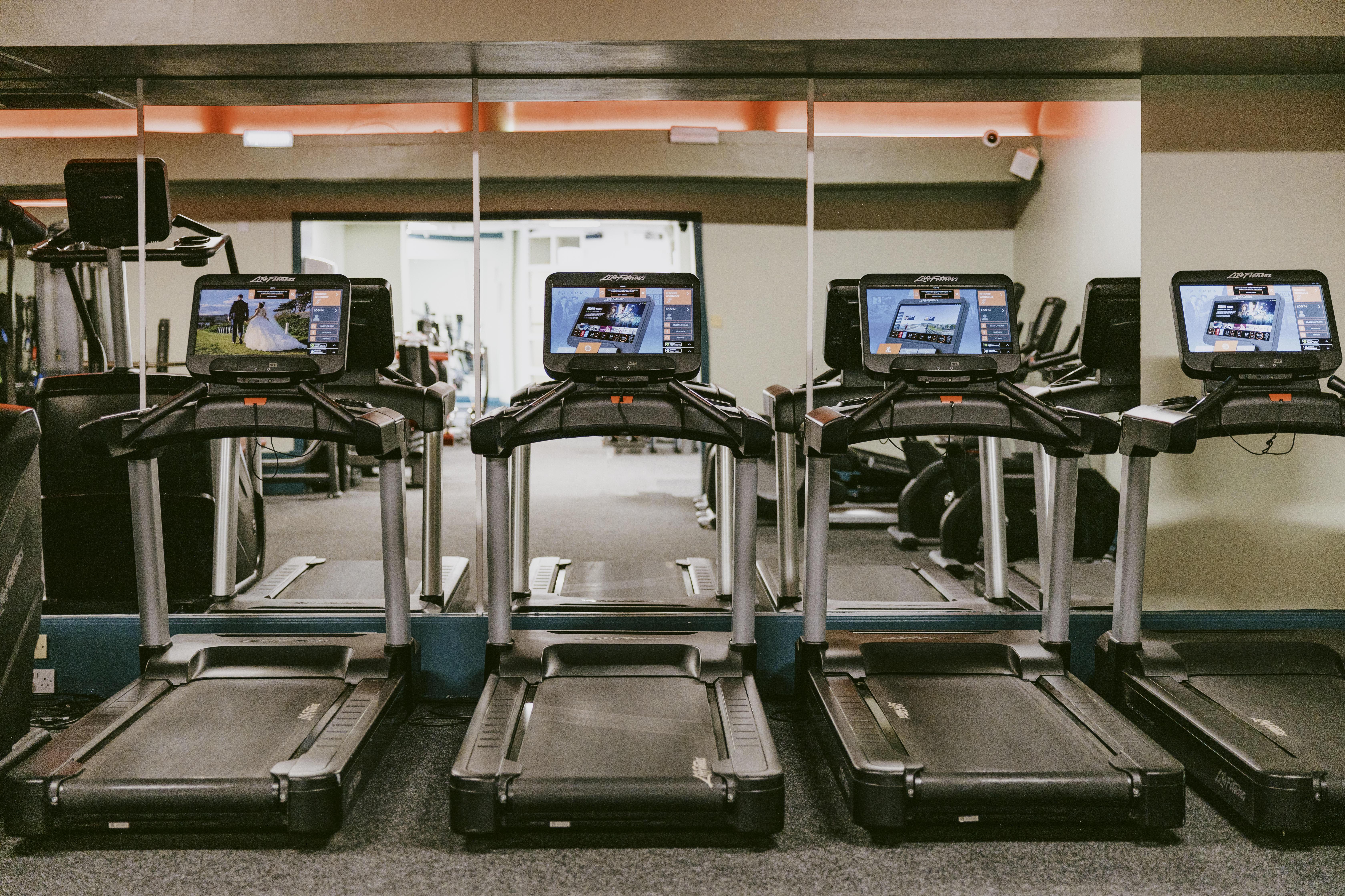 Готель Marine Трун Екстер'єр фото Treadmills in a gym