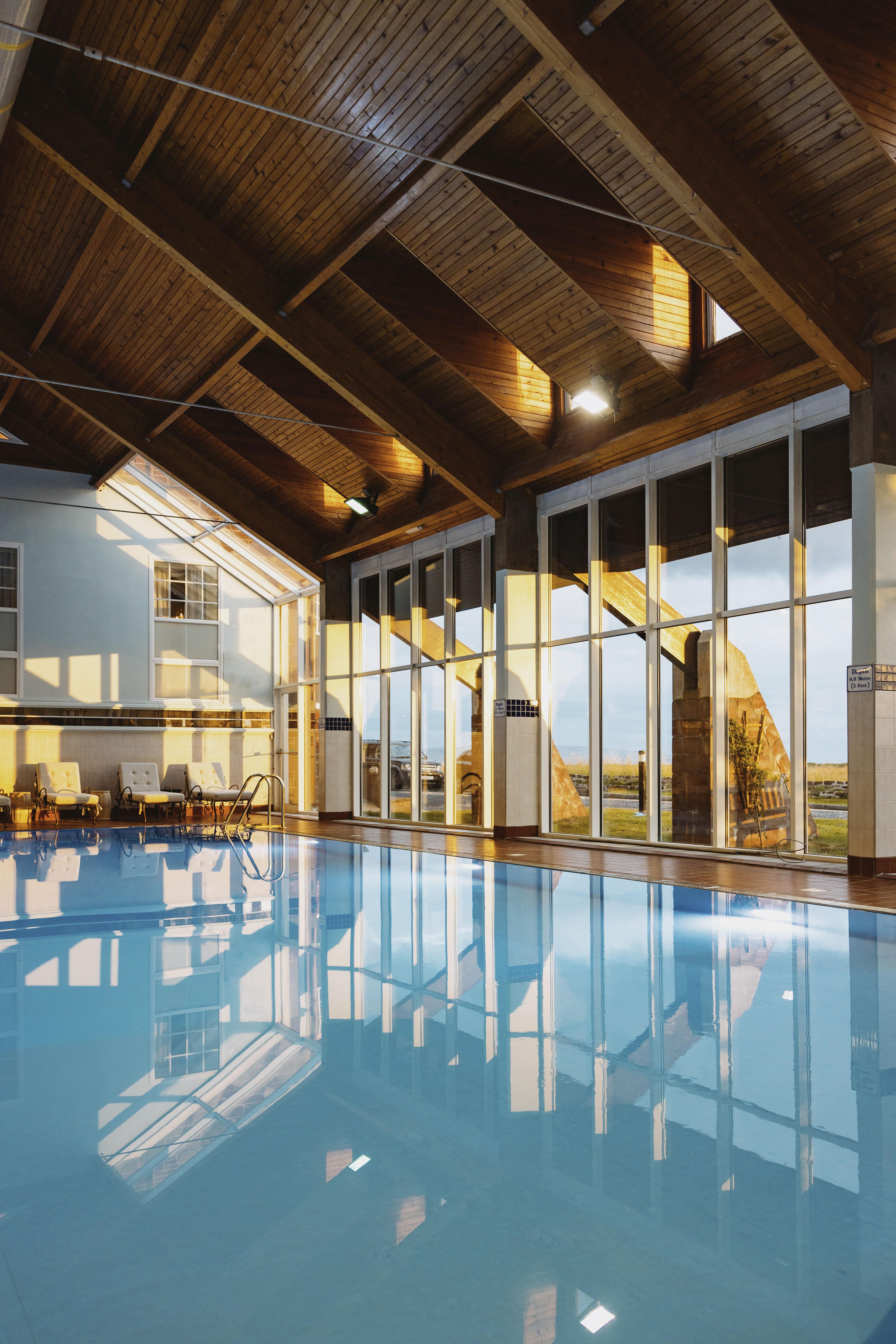 Готель Marine Трун Екстер'єр фото The swimming pool at the hotel