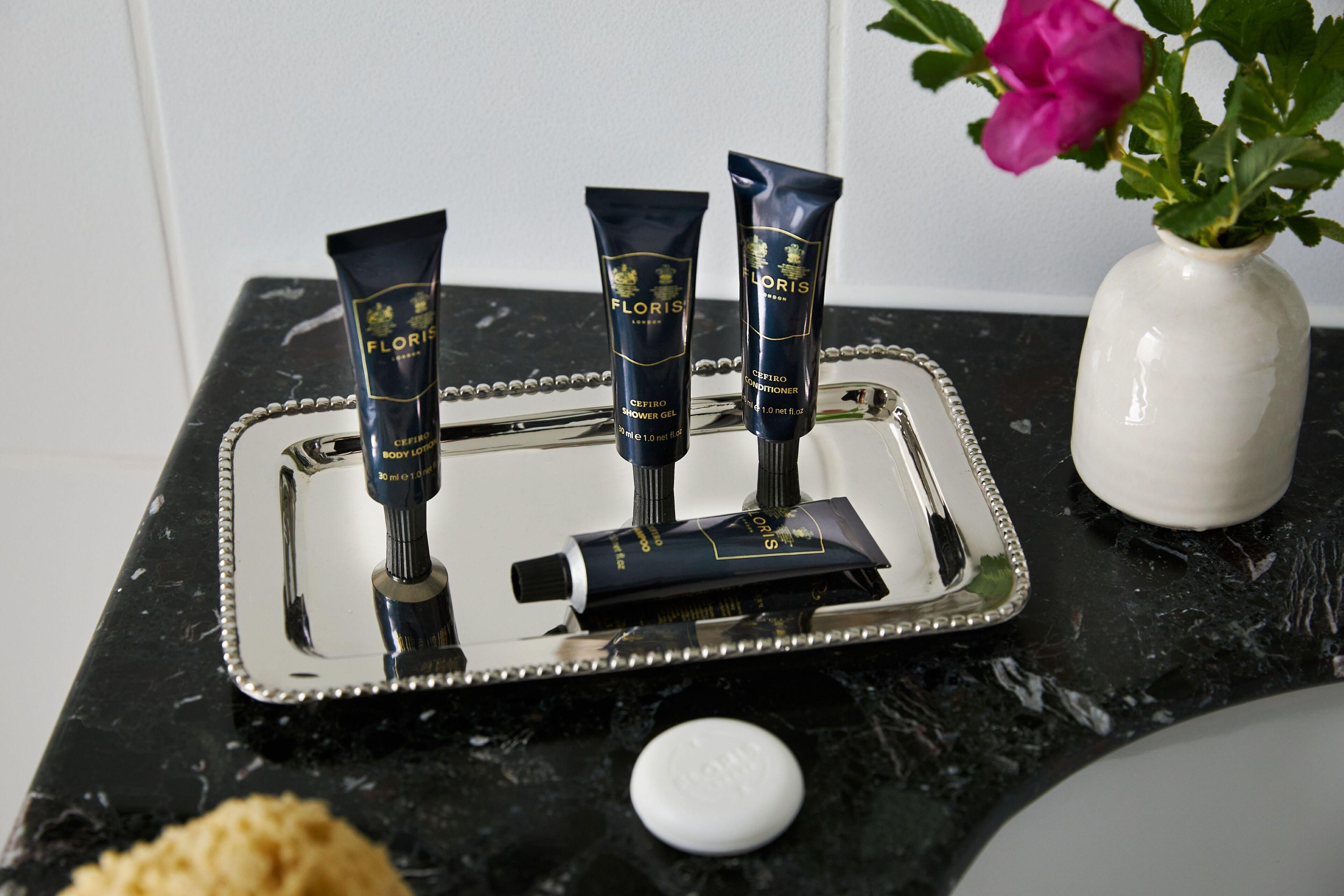 Готель Marine Трун Екстер'єр фото A selection of toiletries