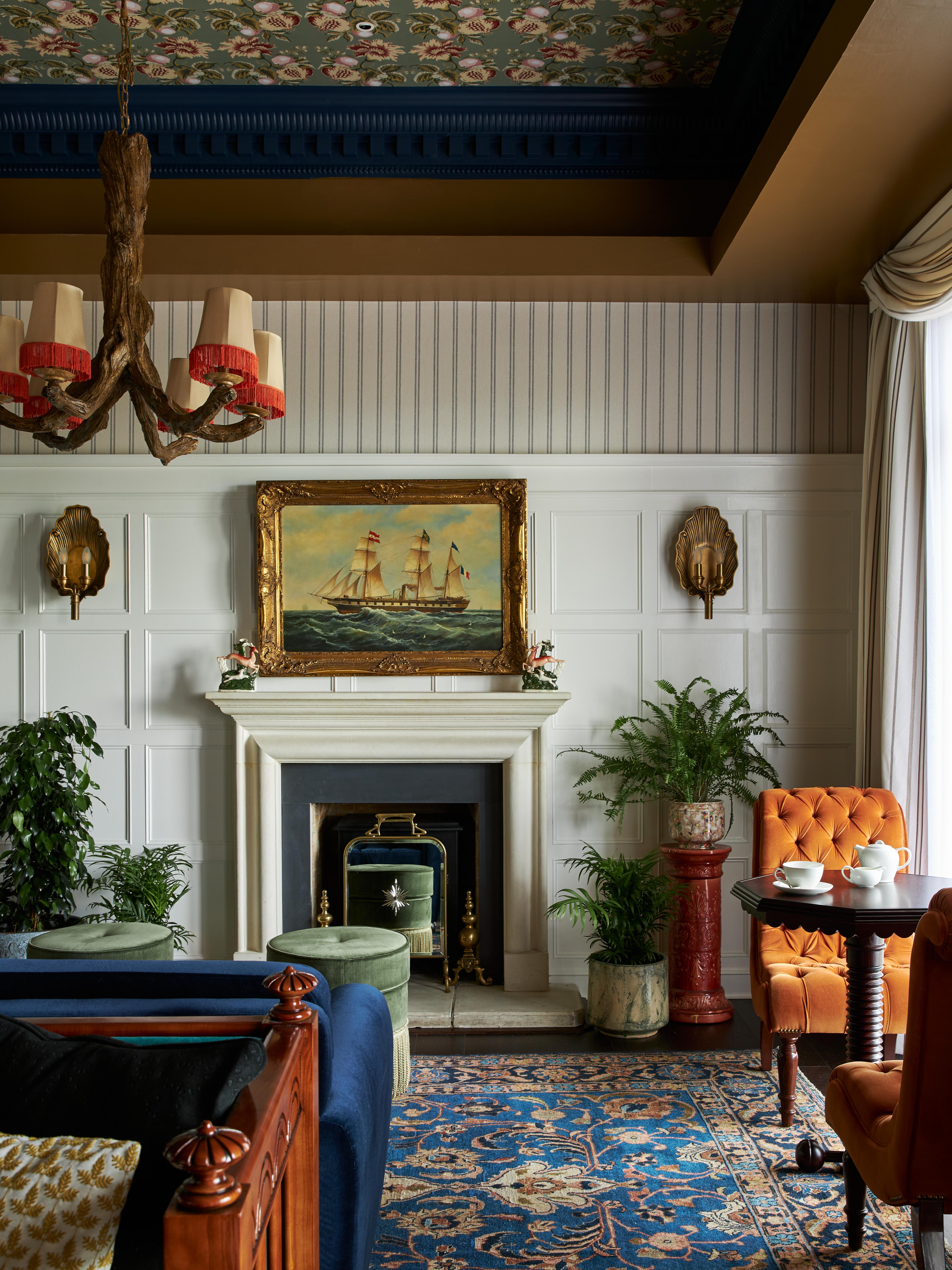 Готель Marine Трун Екстер'єр фото A wainscot in a living room